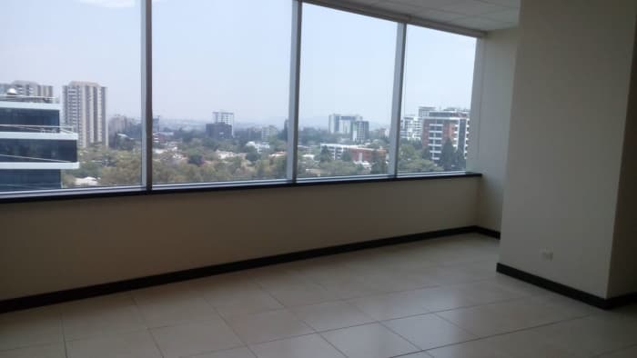 Amplia Oficina en Alquiler en Zona 10  - foto 1