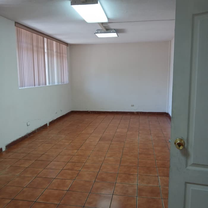 Oficina en Alquiler en Zona 10  - foto 1