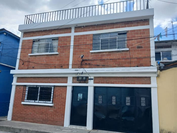 CASA REMODELADA EN VENTA EN ZONA 1 - foto 1