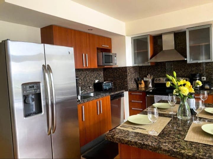 Apartamento en renta amueblado en zona 10 - foto 1
