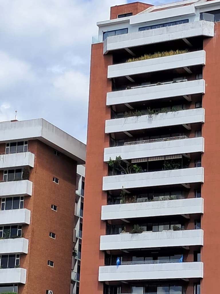 Apartamento en Venta en Zona 10 frente a CC La Estacion - foto 1