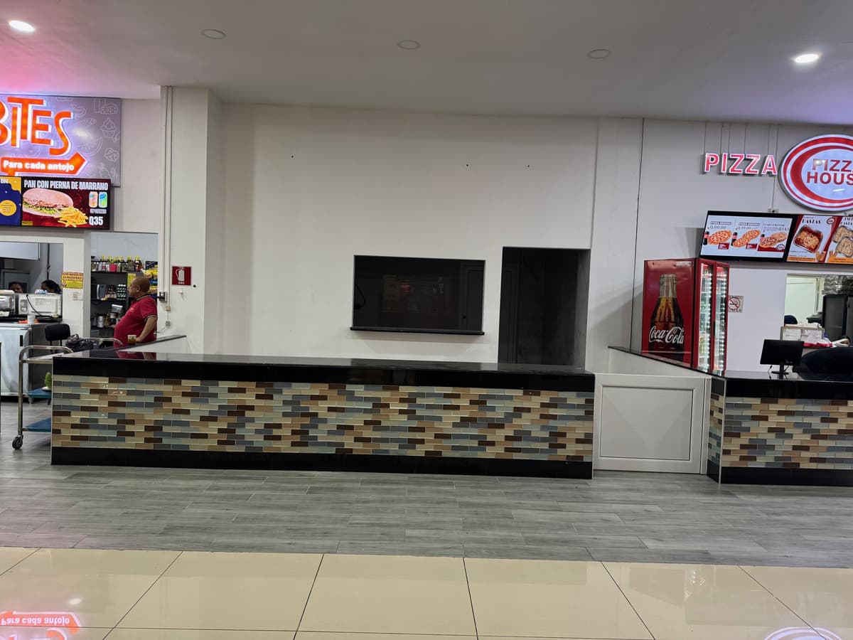 Renta de Local en Food Court sobre Calzada Roosevelt - foto 1