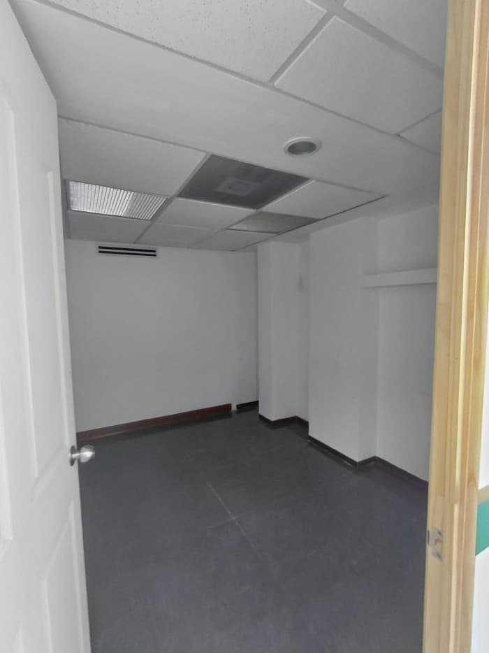 Local Comercial en Renta en Plaza Surti Ahorro. Zona 18 - foto 3