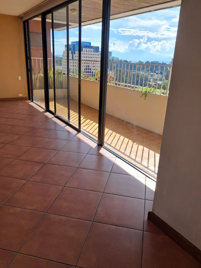 Apartamento en Venta en Zona 10 frente a CC La Estacion - foto 11