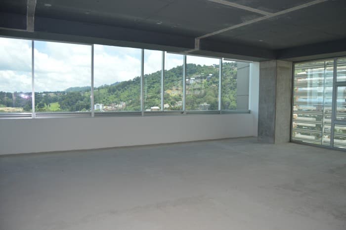 Oficina en renta zona 15  Boulevard Vista Hermosa  - foto 2