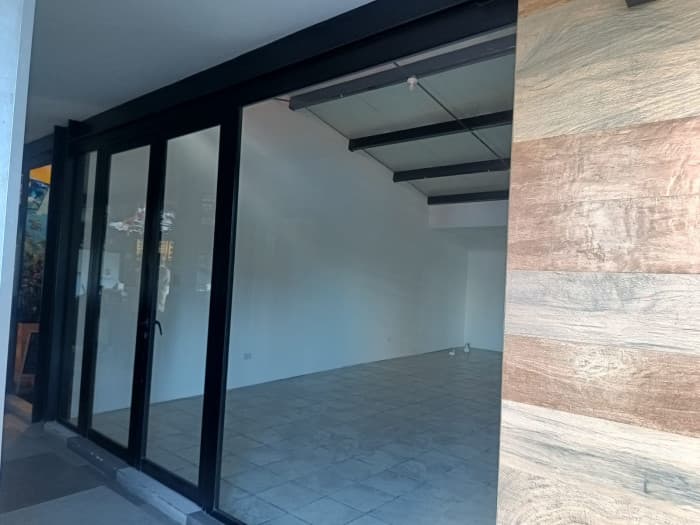 Local comercial de 45 m2 en alquiler en Zona 10 - foto 2