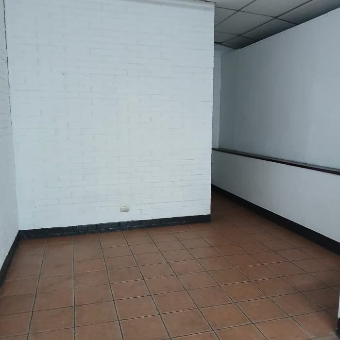 Local de 49 m2 en alquiler - CENTRO COMERCIAL CAPITOL - foto 3
