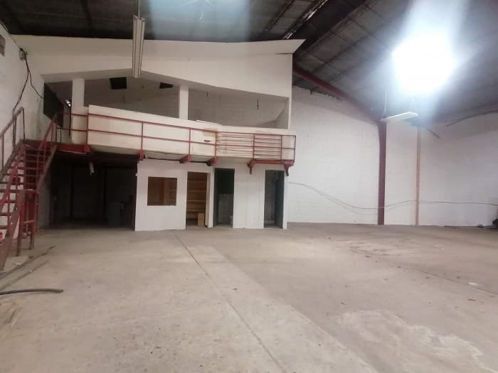 SE RENTA BODEGA INDUSTRIAL DE 2946 M2 PUERTA PARADA - foto 4