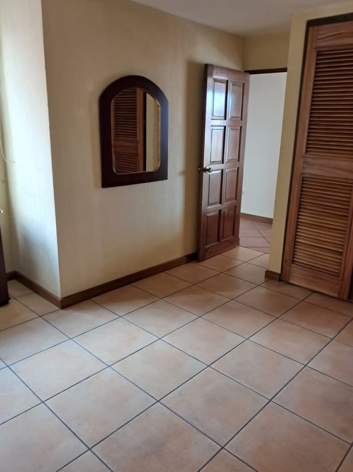 Apartamento en Venta en Zona 10 frente a CC La Estacion - foto 5