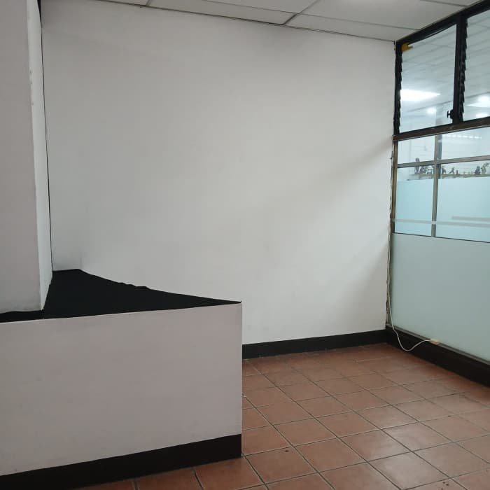 Local de 49 m2 en alquiler - CENTRO COMERCIAL CAPITOL - foto 2