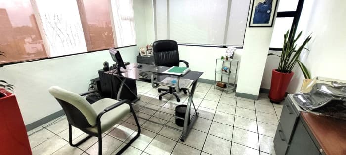 Oficina en Venta y Alquiler en Zona 10 - foto 3