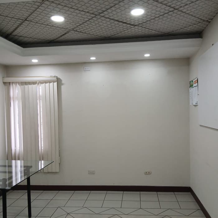 Rento Local u Oficina en Plaza LOREN, CAES - foto 4