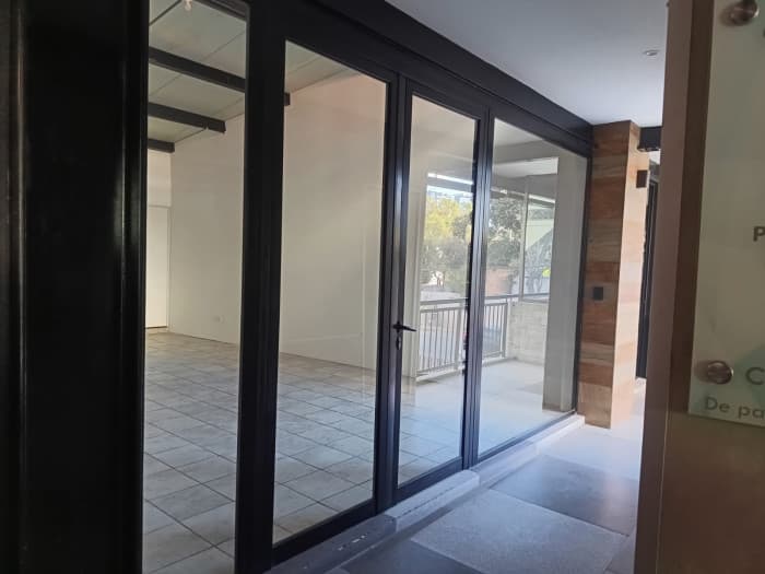 Local comercial de 45 m2 en alquiler en Zona 10 - foto 3