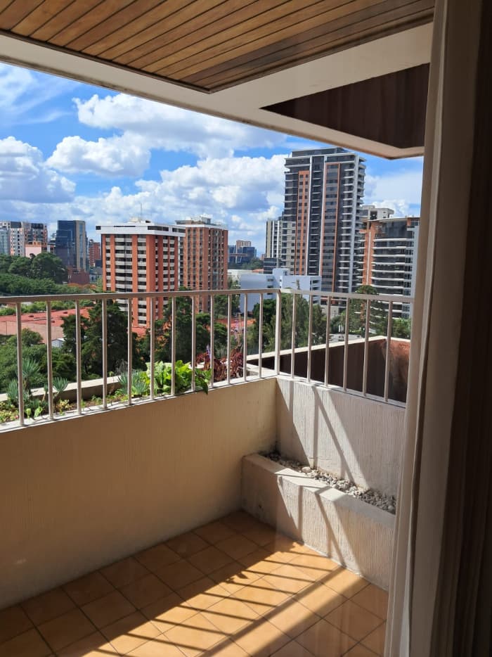 Apartamento en Venta en Zona 10 frente a CC La Estacion - foto 3