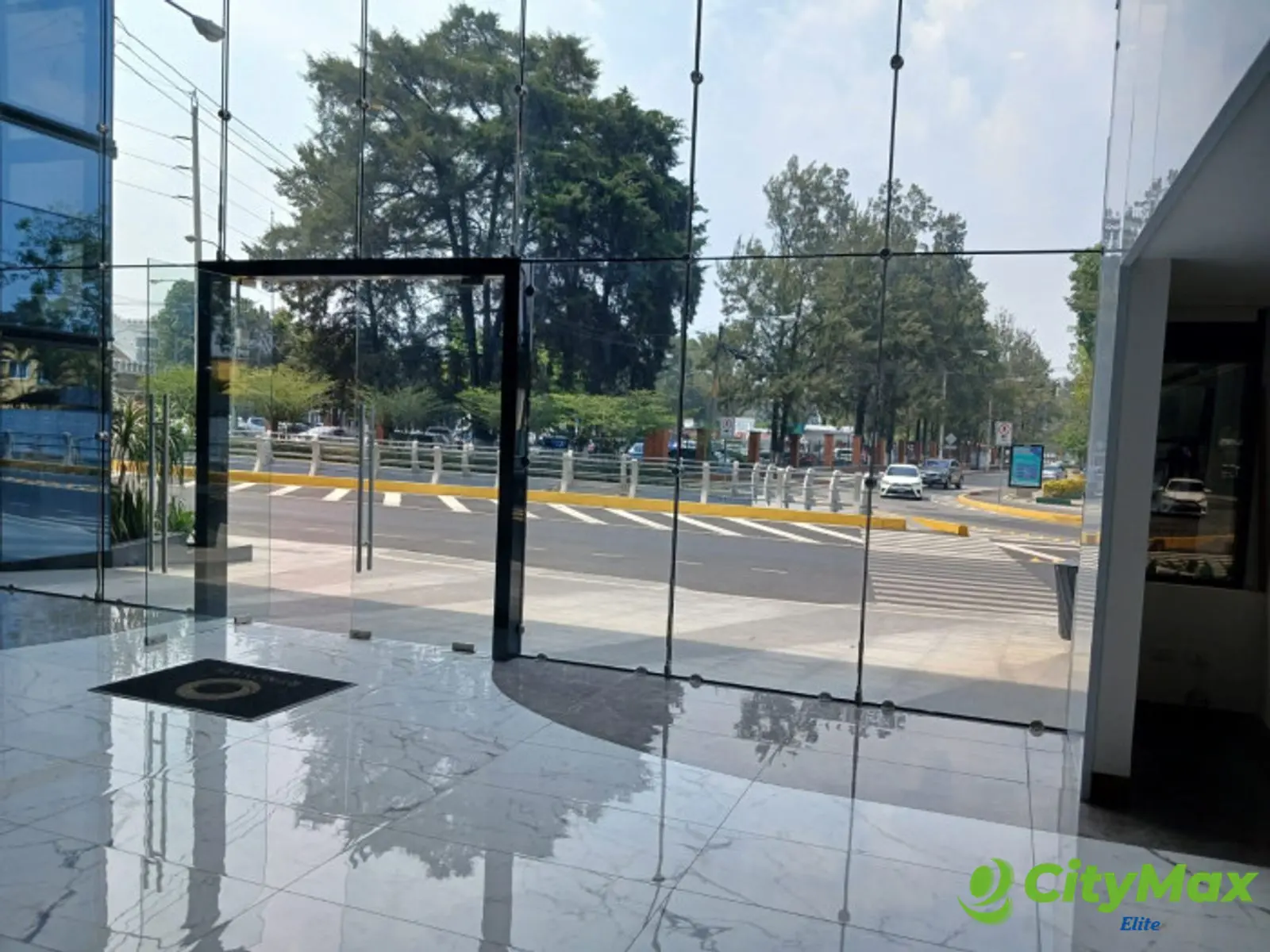 Local en Renta en Centro Empresarial zona 10  - foto 1