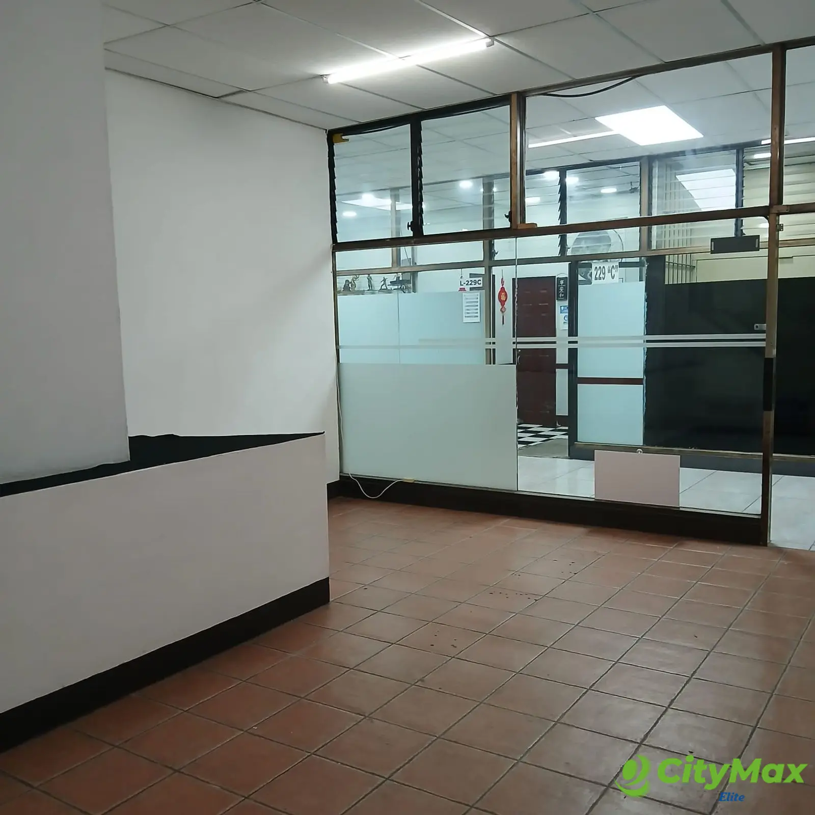 Local de 49 m2 en alquiler - CENTRO COMERCIAL CAPITOL - foto 1