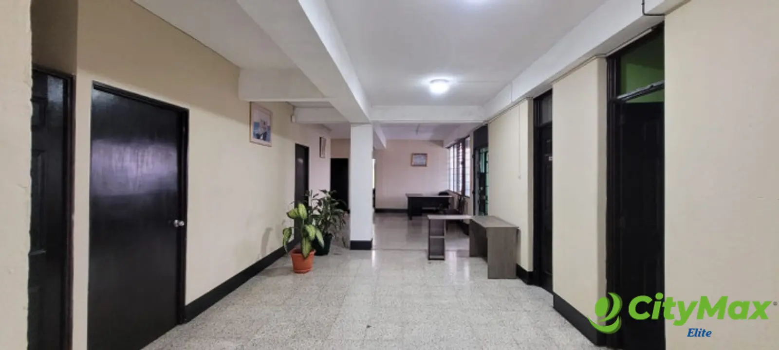 Oficinas en renta sobre 6ª Avenida Zona 9 - foto 1