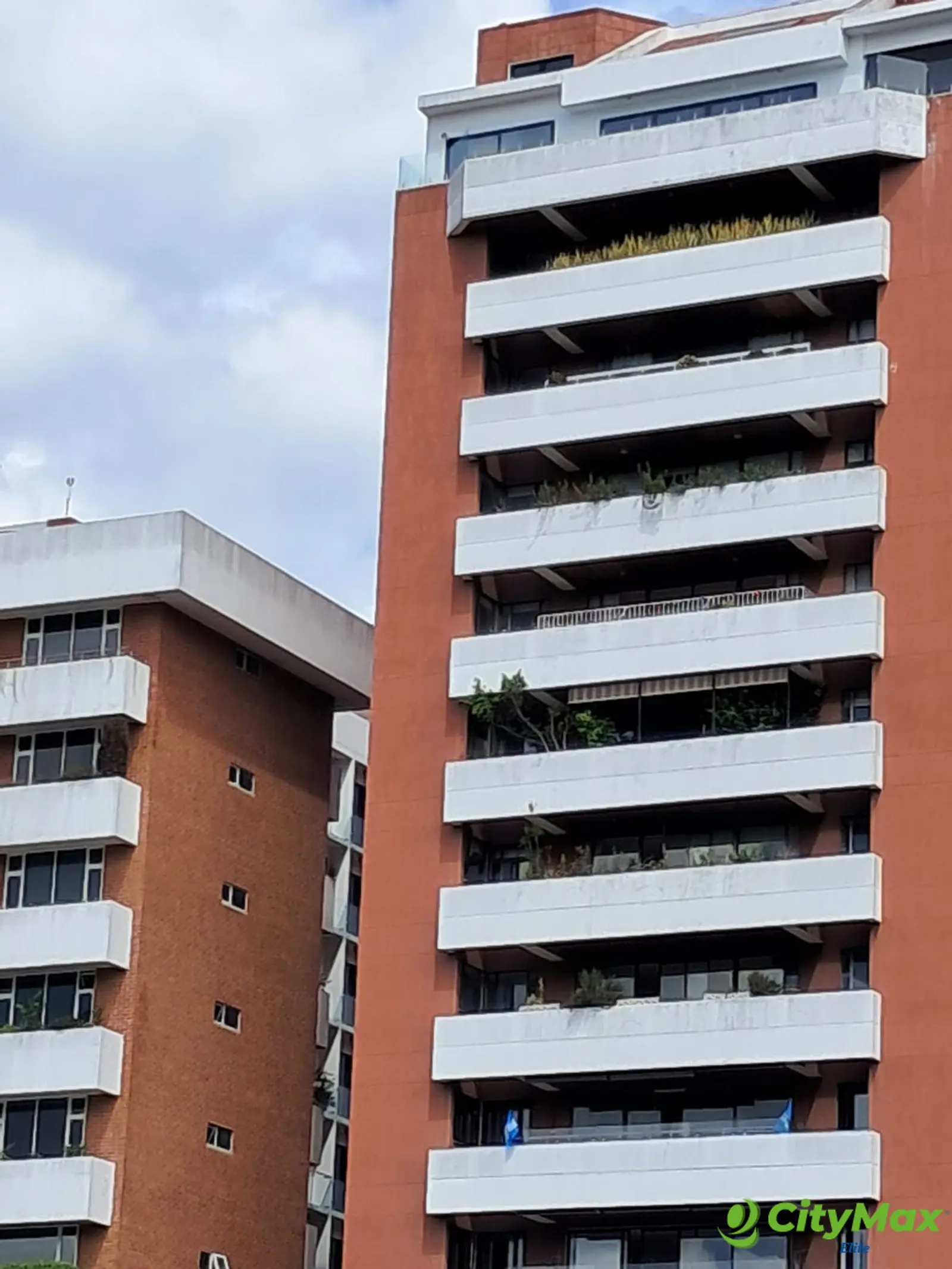 Apartamento en Venta en Zona 10 frente a CC La Estacion - foto 1