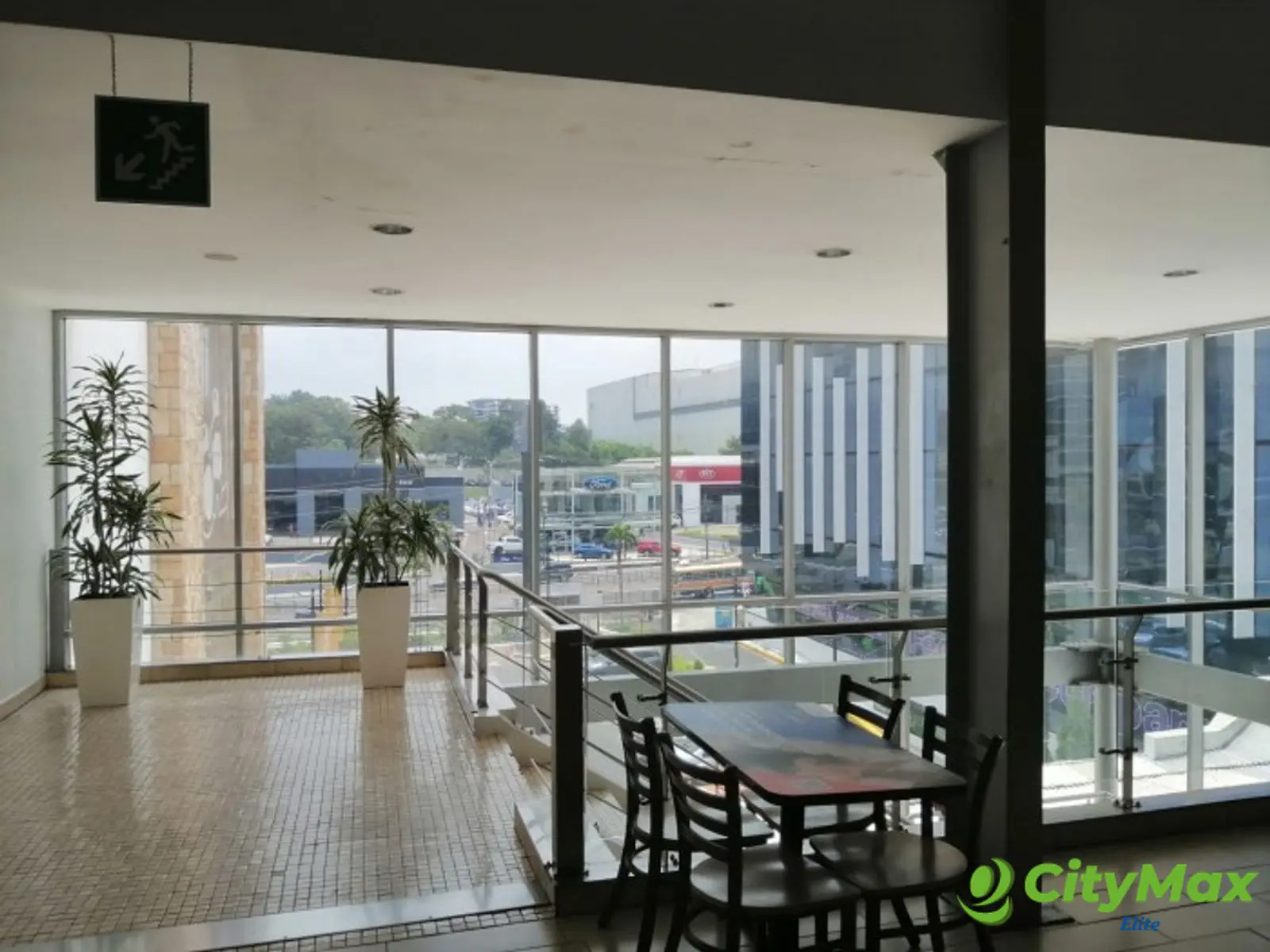 Local Comercial en Venta y Renta en Zona 10 - foto 1