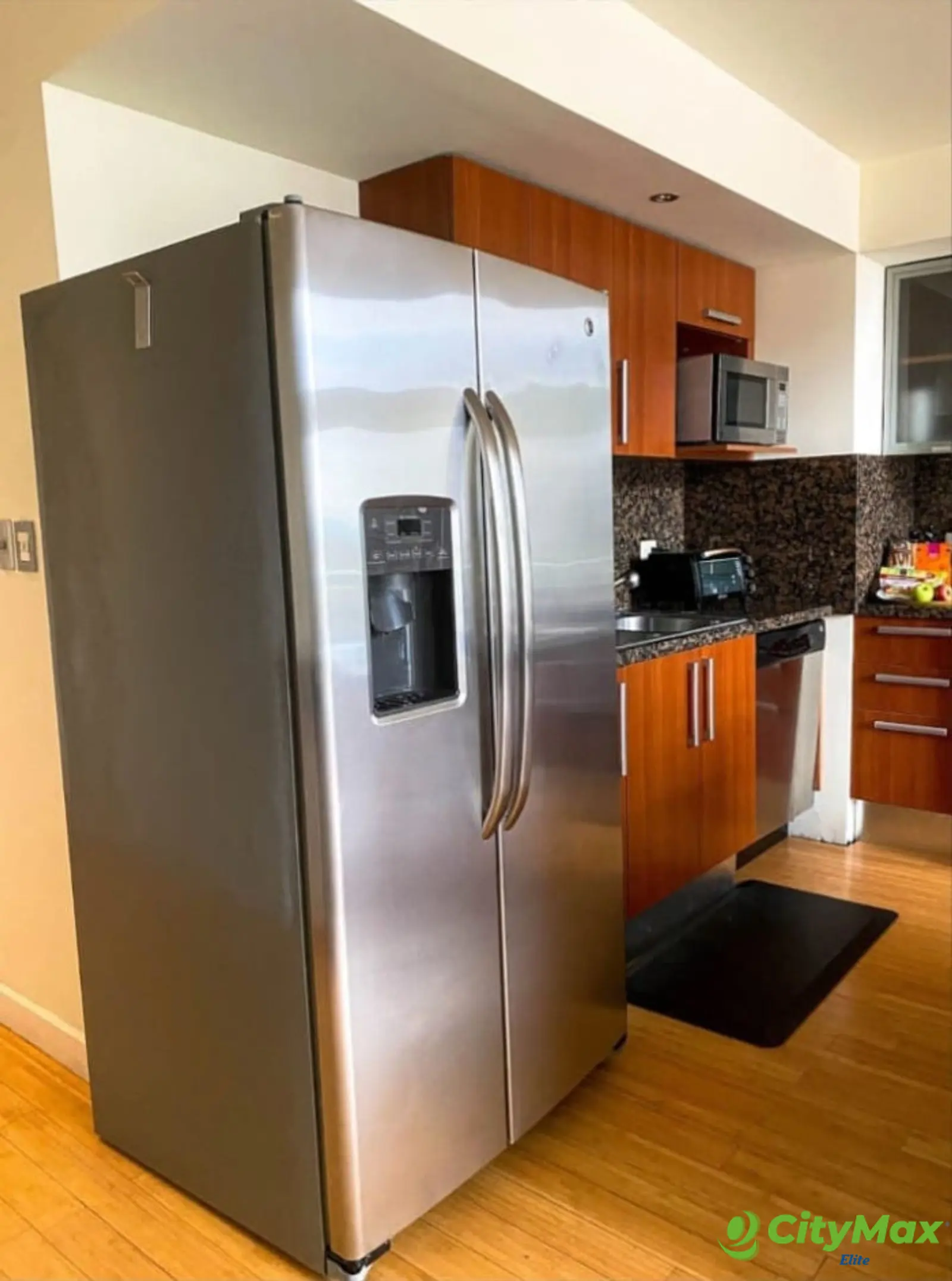 Apartamento en renta amueblado en zona 10 - Cocina amueblada