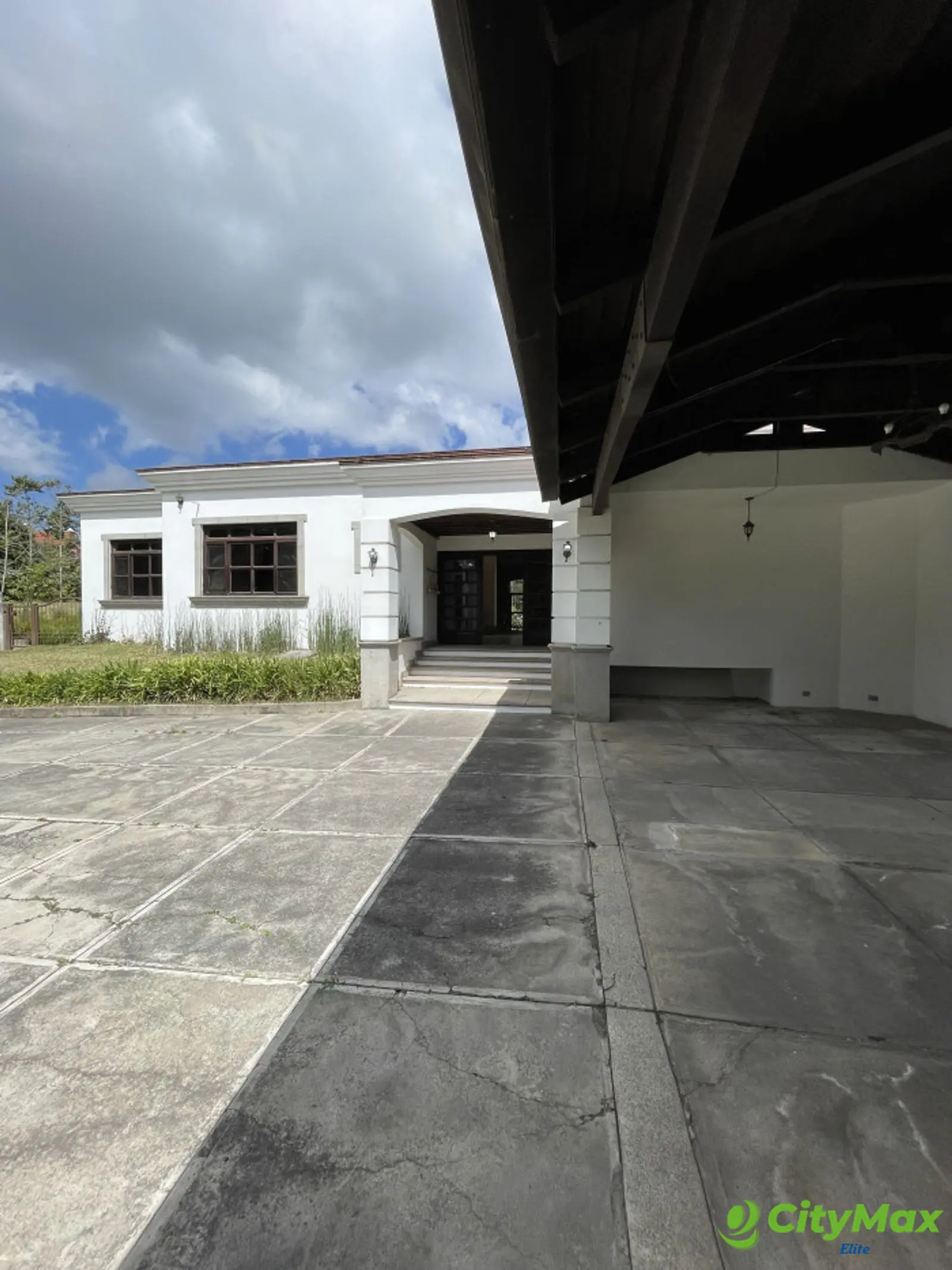 Casa de un nivel en Renta y Venta Km 18.5 CAES - estacionamientos