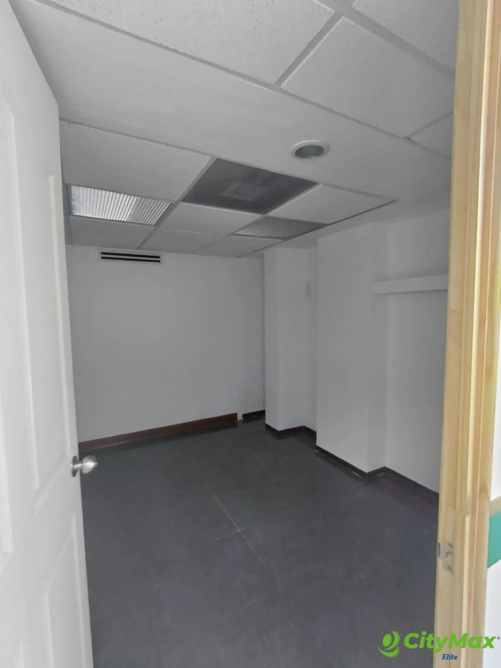 Local Comercial en Renta en Plaza Surti Ahorro. Zona 18 - foto 3