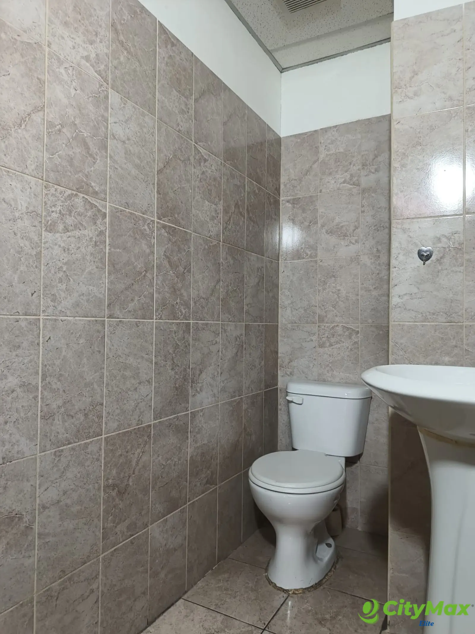 Local comercial de 45 m2 en alquiler en Zona 10 - foto 8