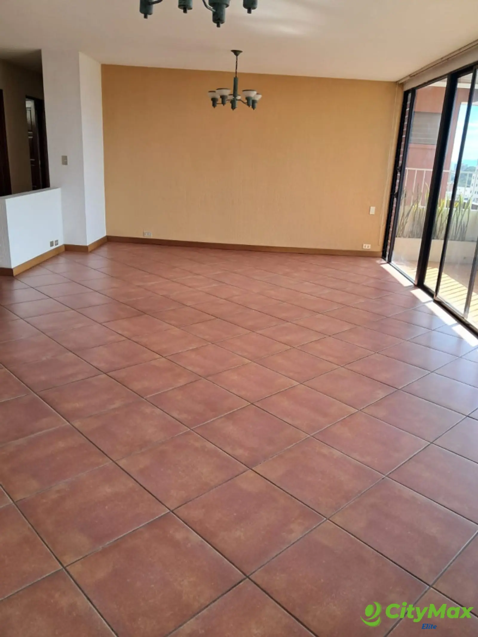 Apartamento en Venta en Zona 10 frente a CC La Estacion - foto 4