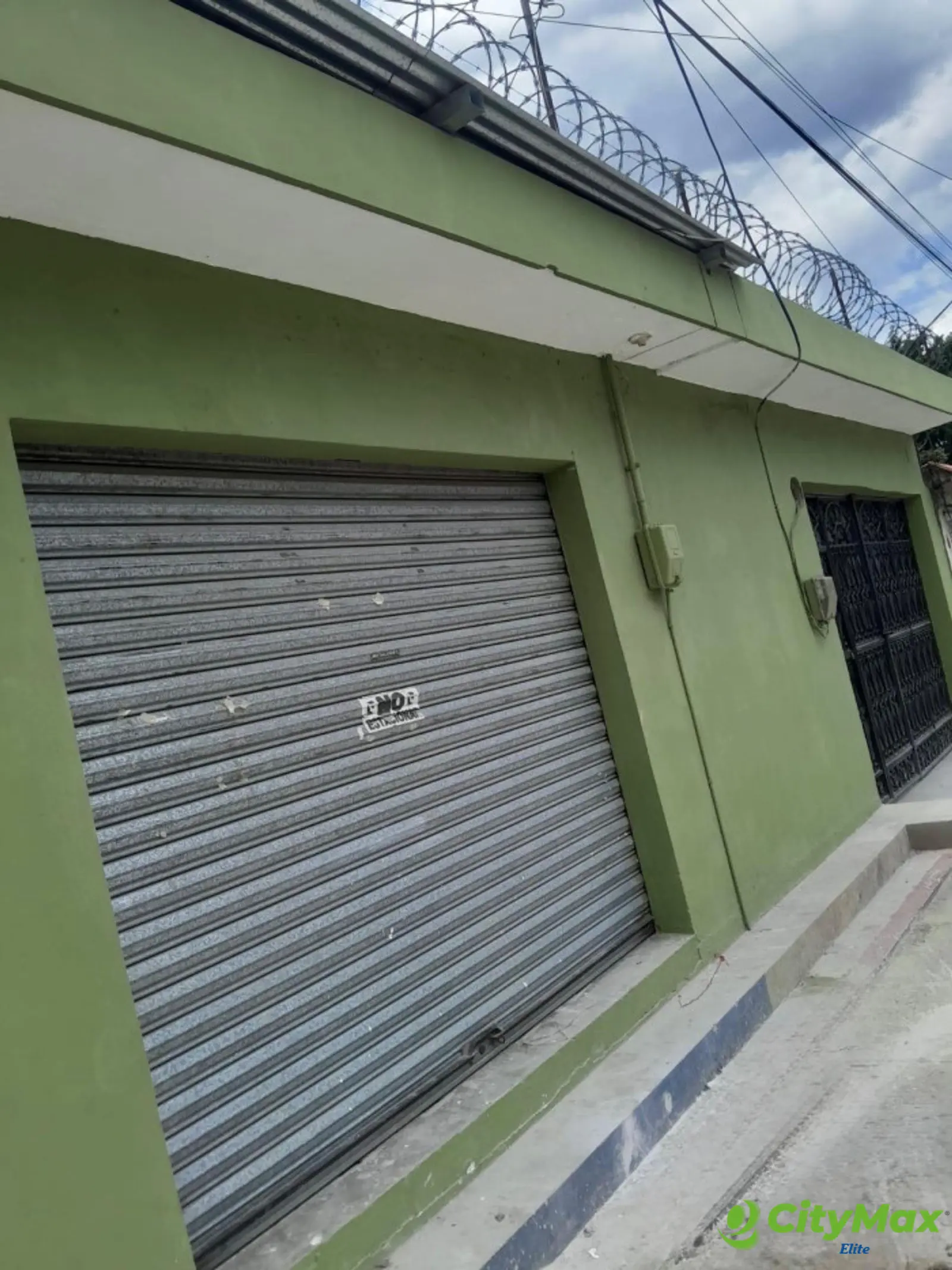 Casa en Venta en Santa Rosa  - Local enfrente de la casa