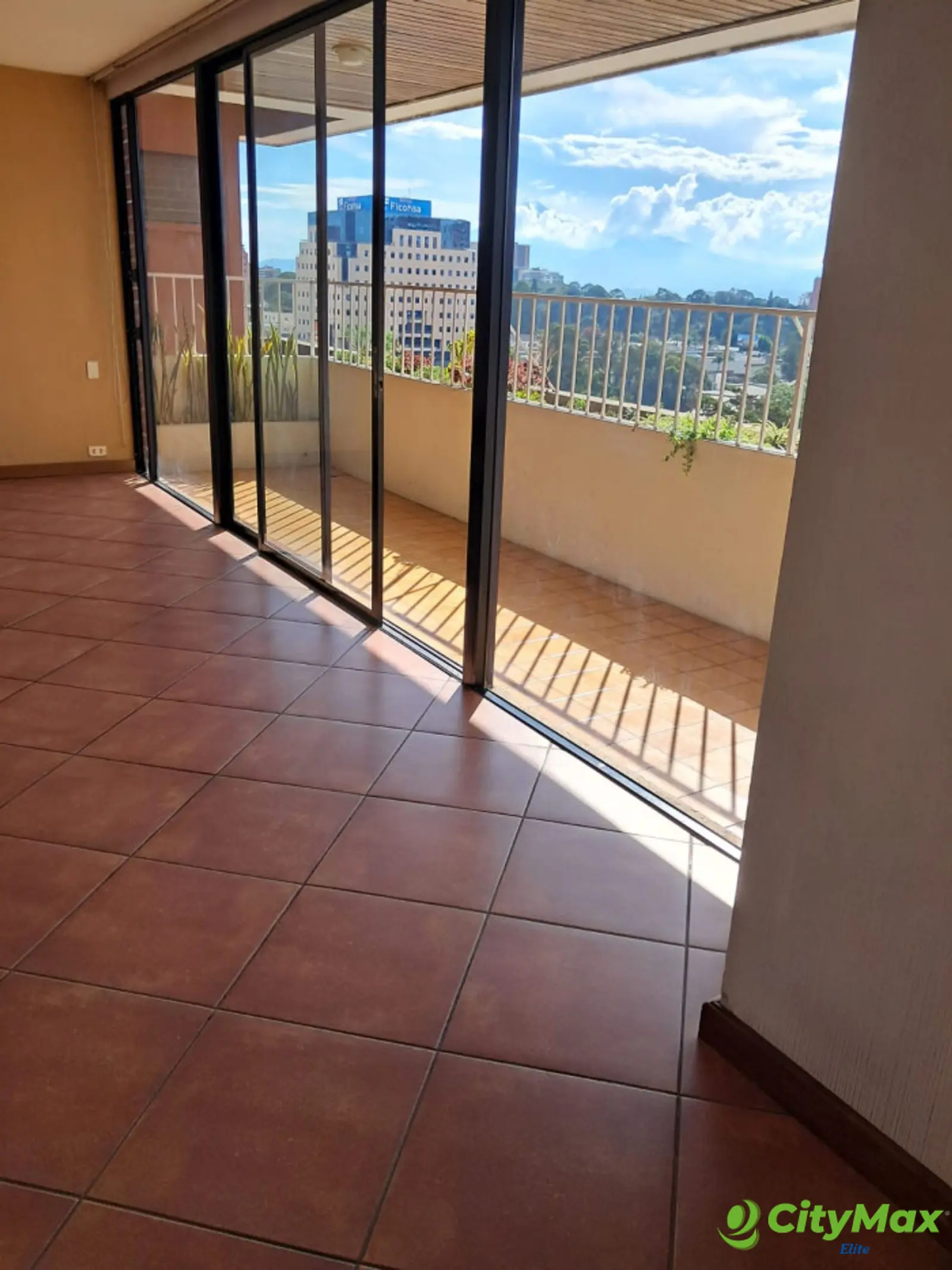 Apartamento en Venta en Zona 10 frente a CC La Estacion - foto 11