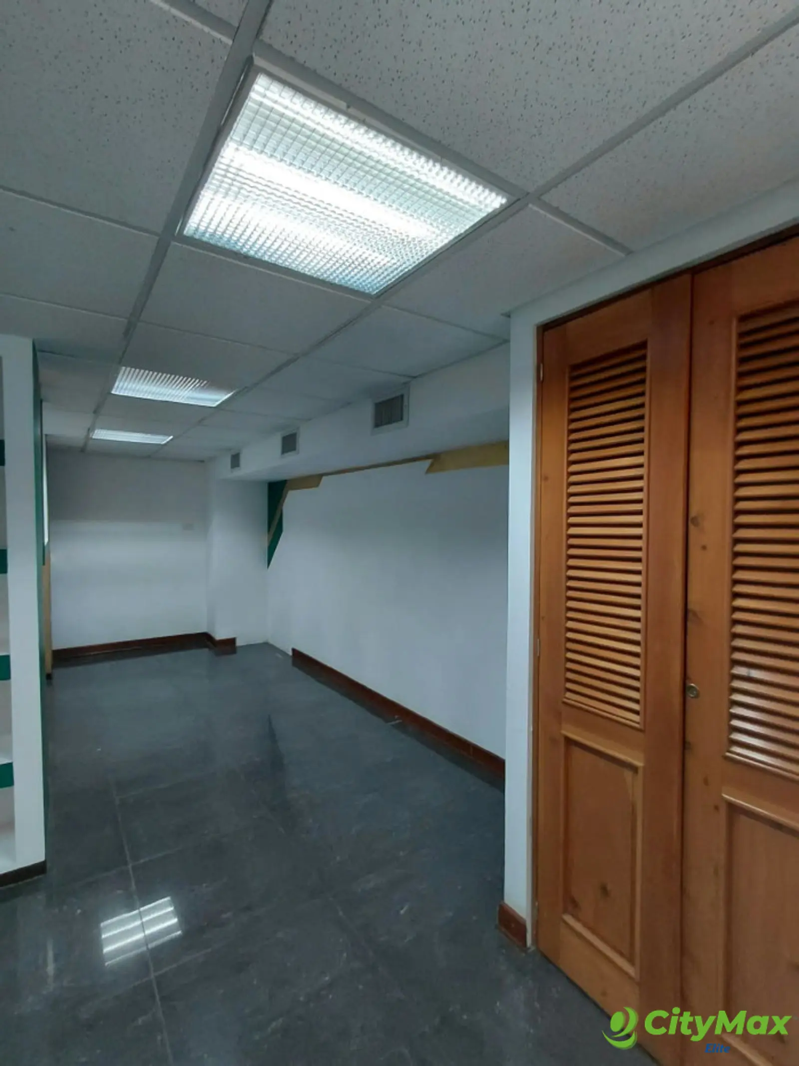 Local Comercial en Renta en Plaza Surti Ahorro. Zona 18 - foto 10