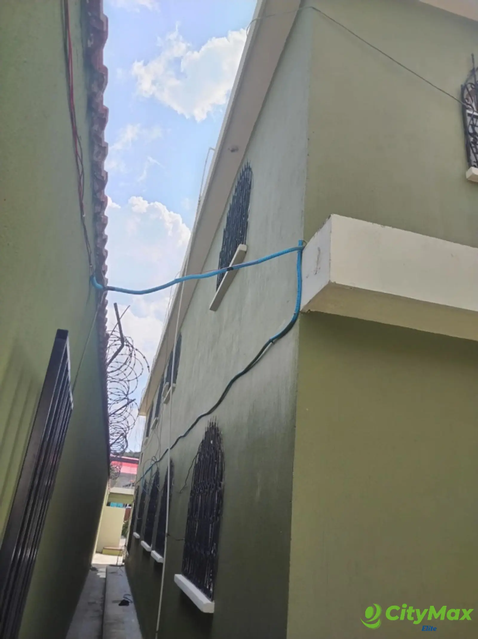 Casa en Venta en Santa Rosa  - pasillo para llegar a la guardianía o apartamento de servicio