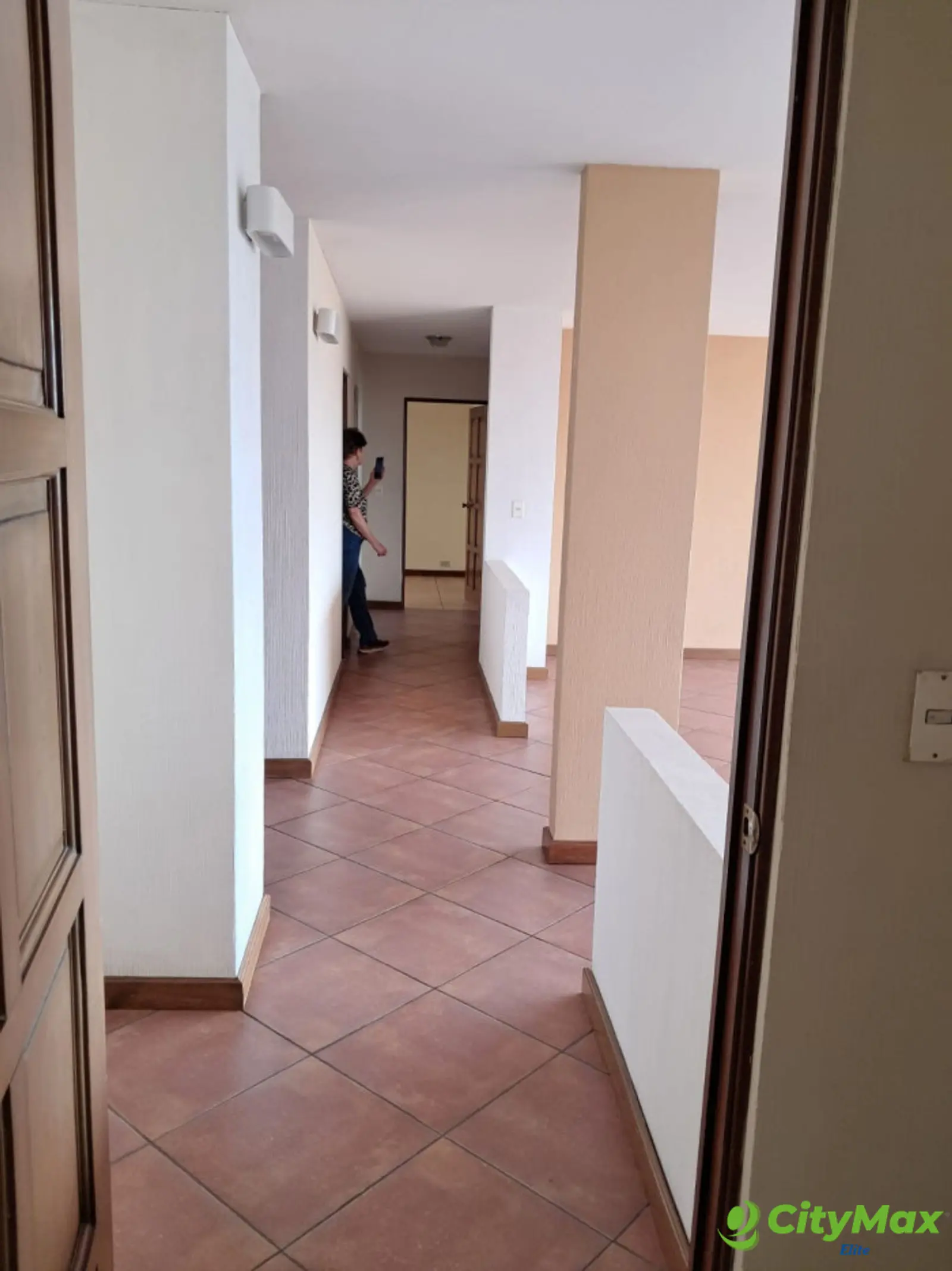 Apartamento en Venta en Zona 10 frente a CC La Estacion - foto 15