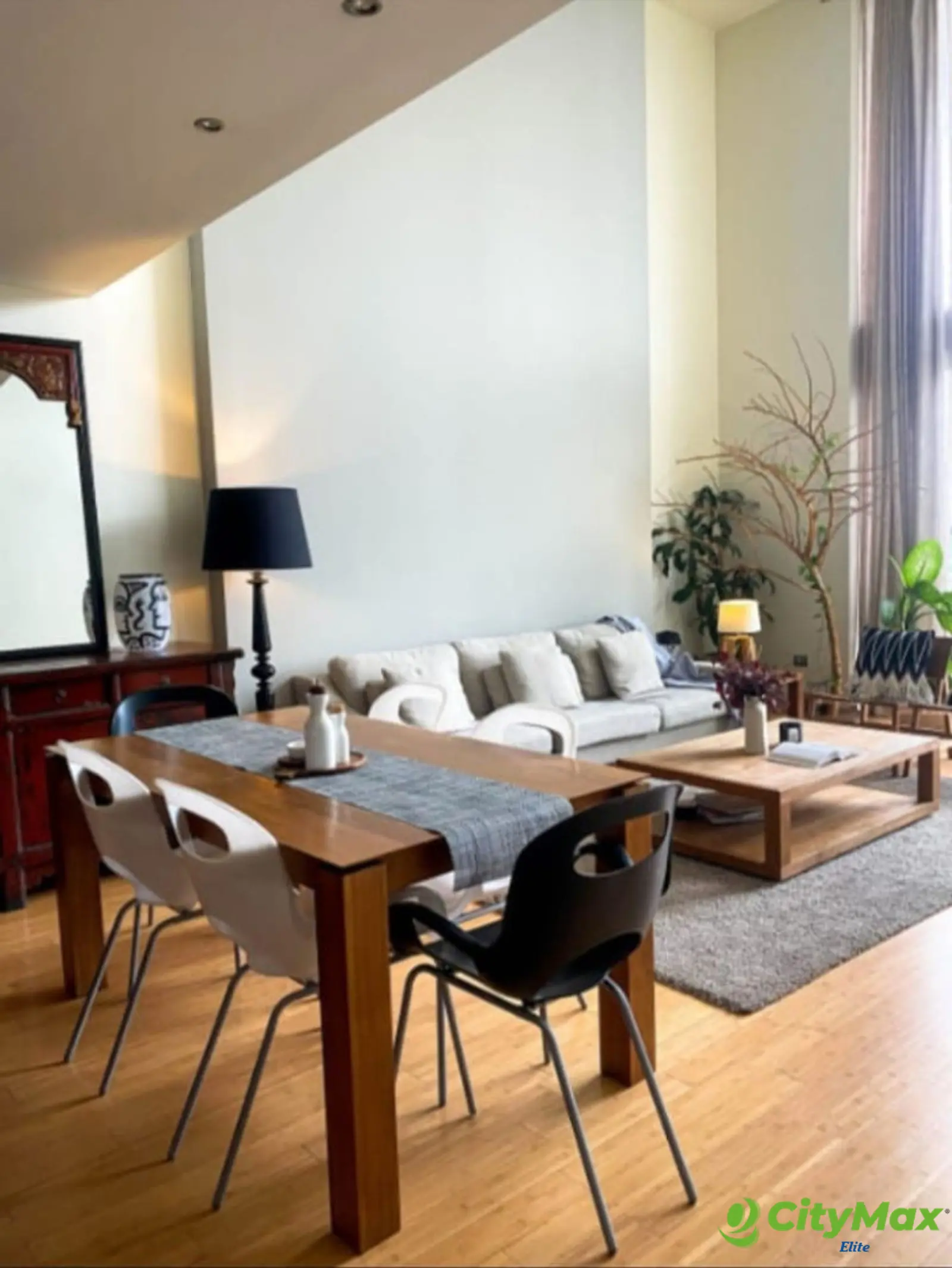 Apartamento en renta amueblado en zona 10 - Sala-Comedor