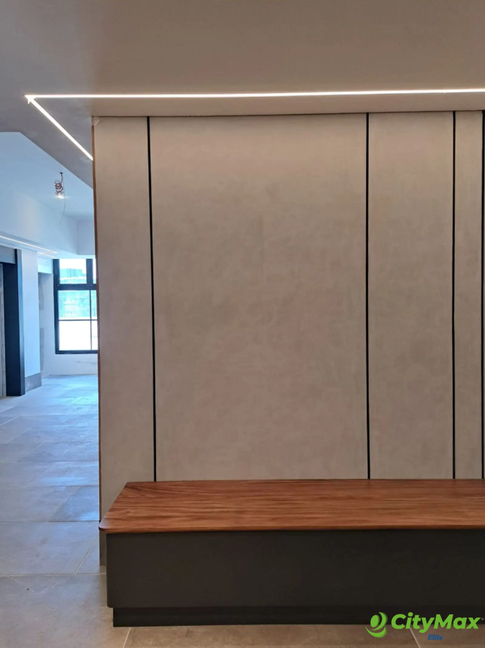 Oficinas en venta y renta en Centro Comercial en CAES - foto 5