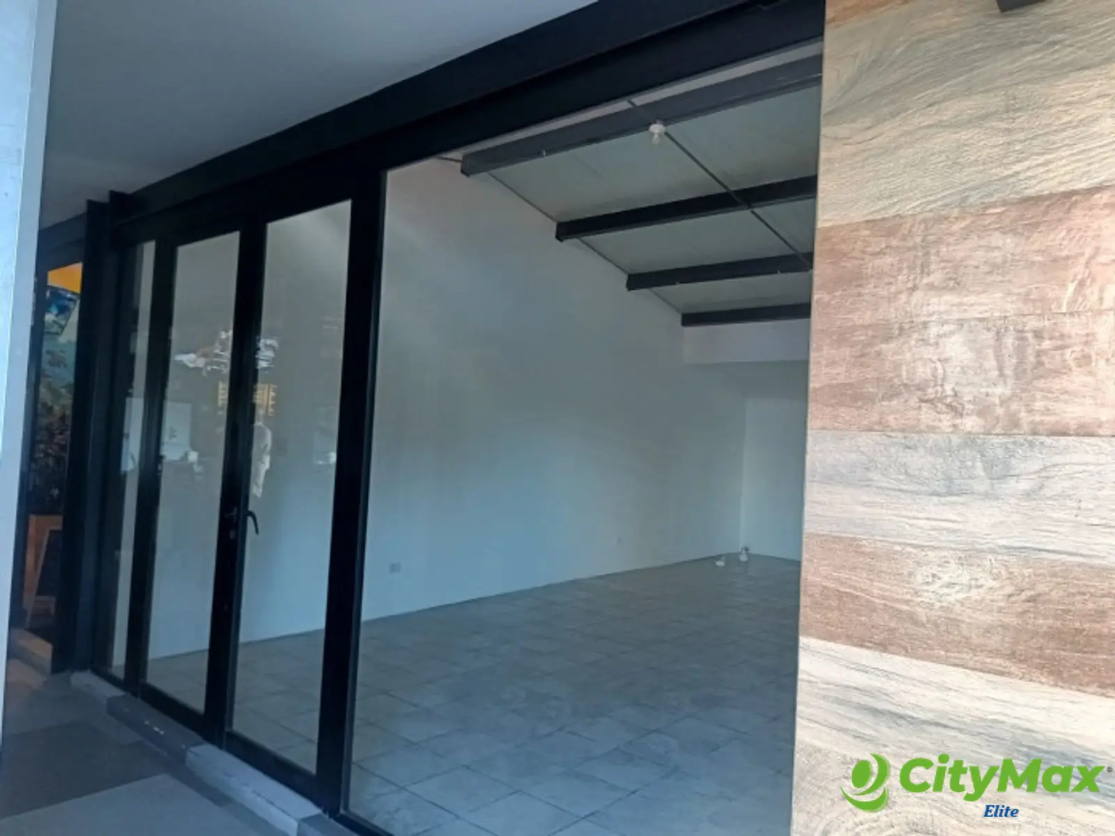 Local comercial de 45 m2 en alquiler en Zona 10 - foto 2