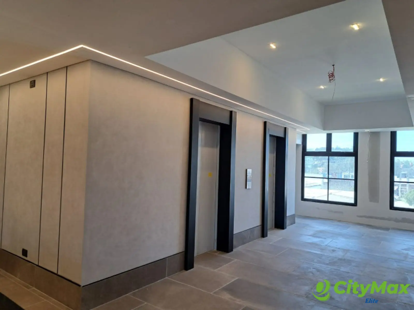 Oficinas en venta y renta en Centro Comercial en CAES - foto 3