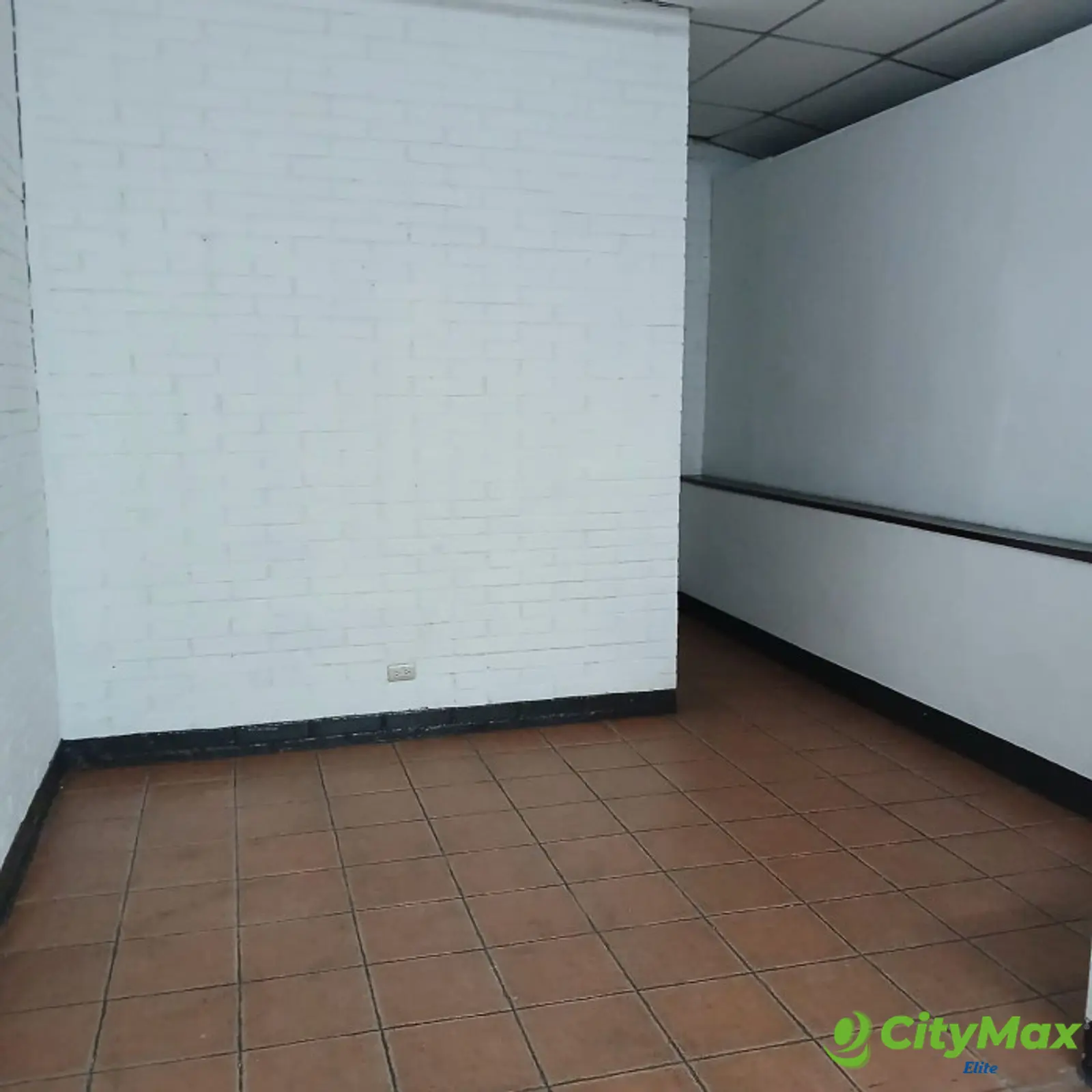 Local de 49 m2 en alquiler - CENTRO COMERCIAL CAPITOL - foto 3