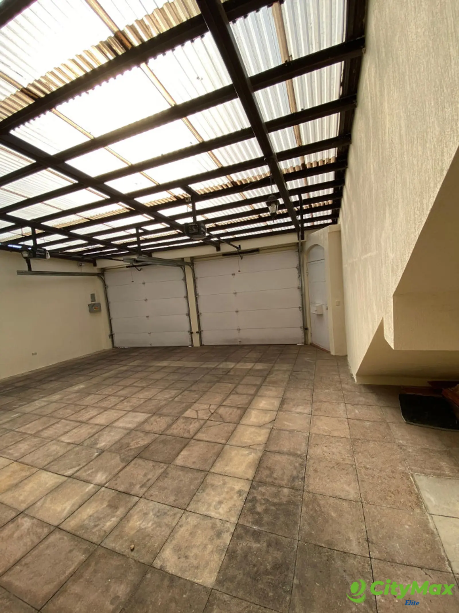 CASA CON APARTAMENTOS EN VENTA CONDOMINIO HACIENDA REAL - Parqueo