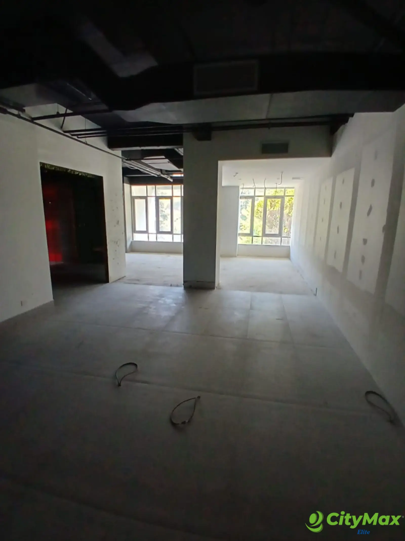 Amplia Oficina Comercial de Dos Niveles - area showroom
