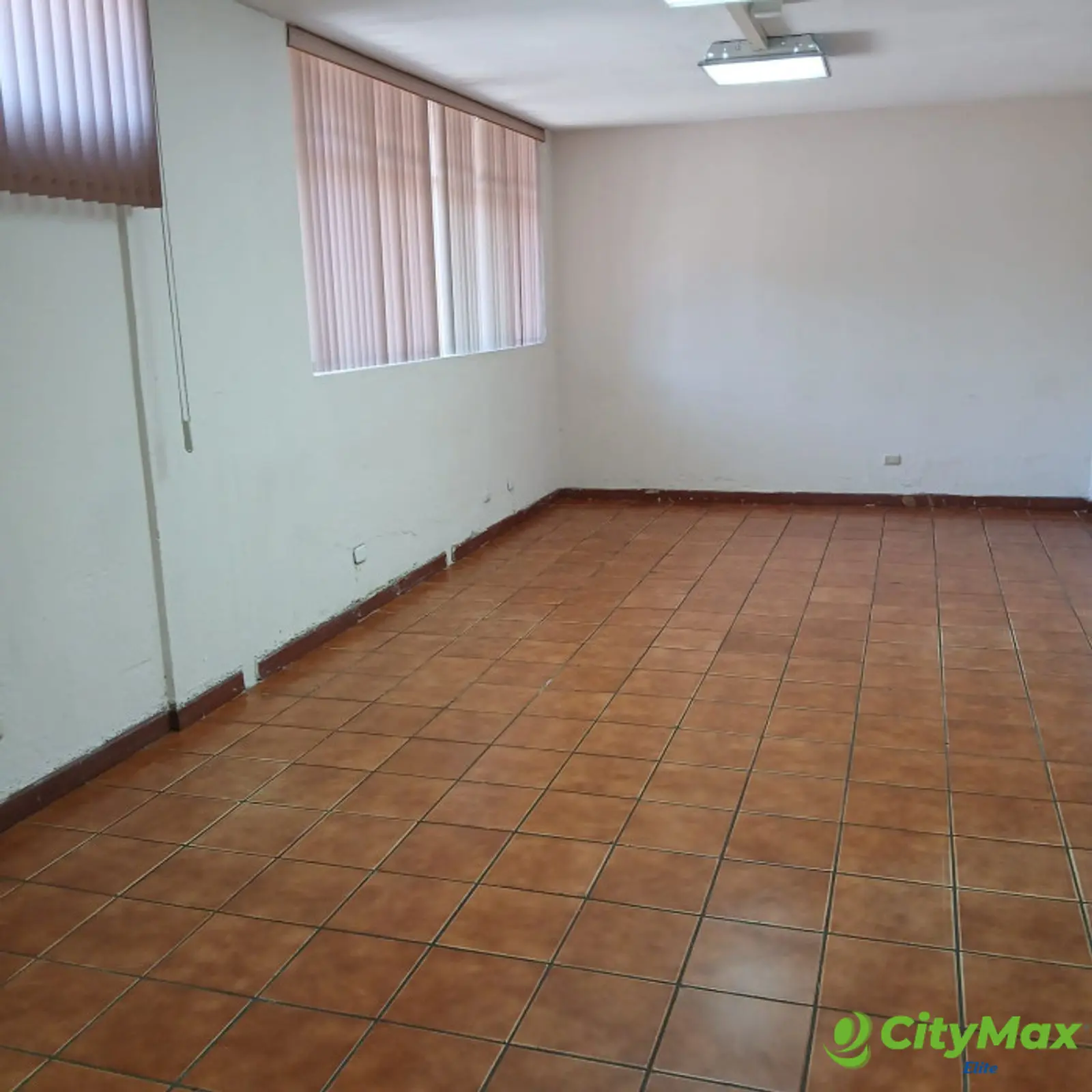 Oficina en Alquiler en Zona 10  - foto 4