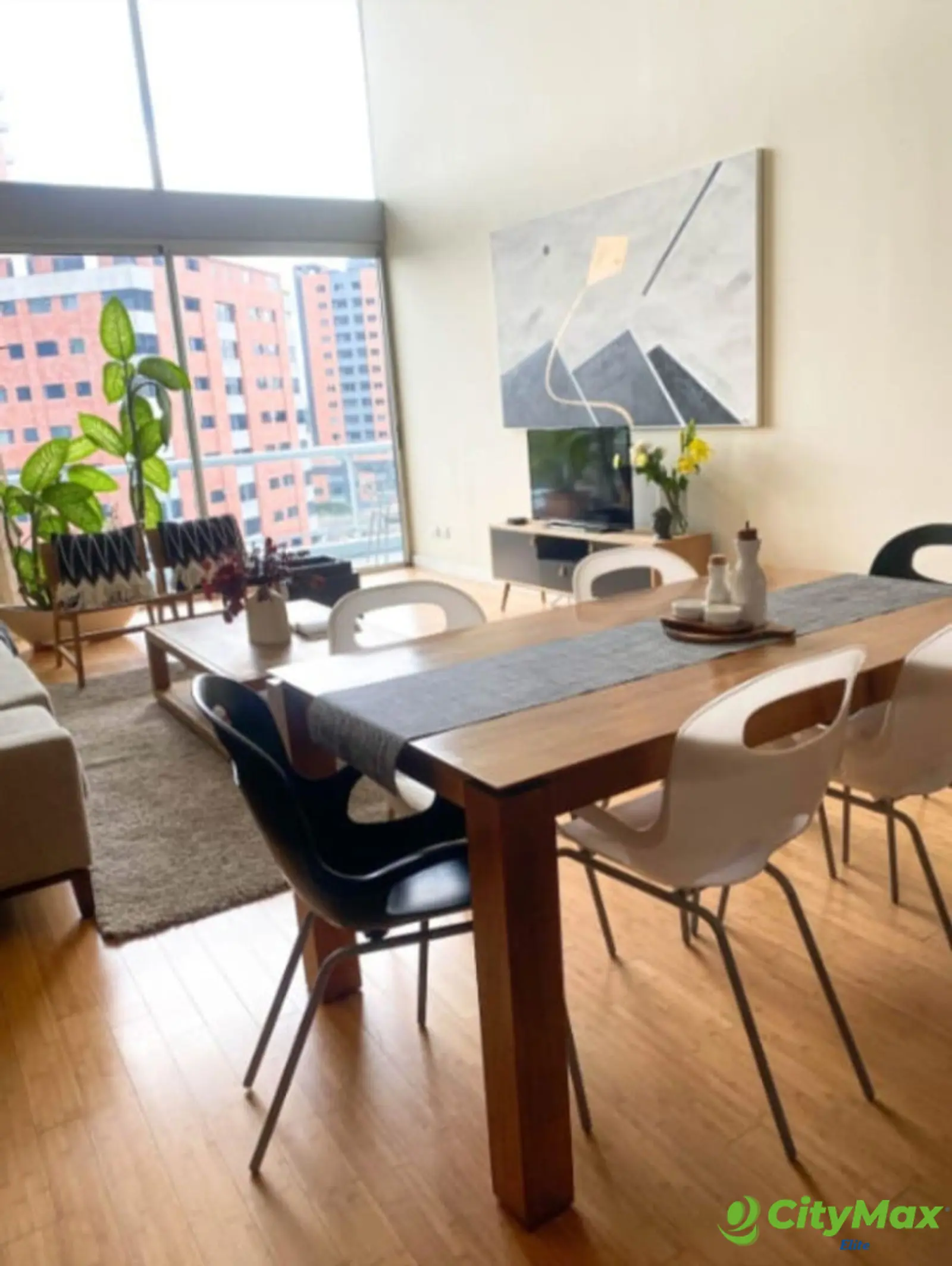 Apartamento en renta amueblado en zona 10 - Comedor