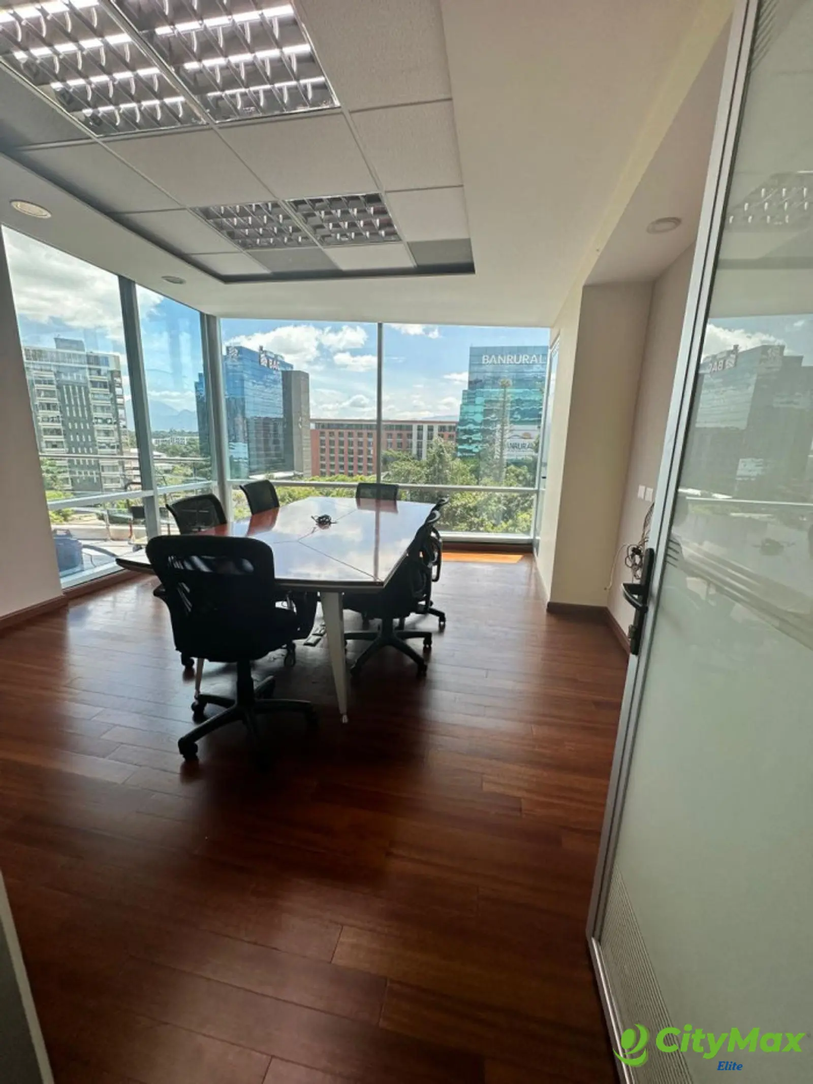 OFICINA EN ALQUILER EN REFORMA ZONA 10 - foto 4