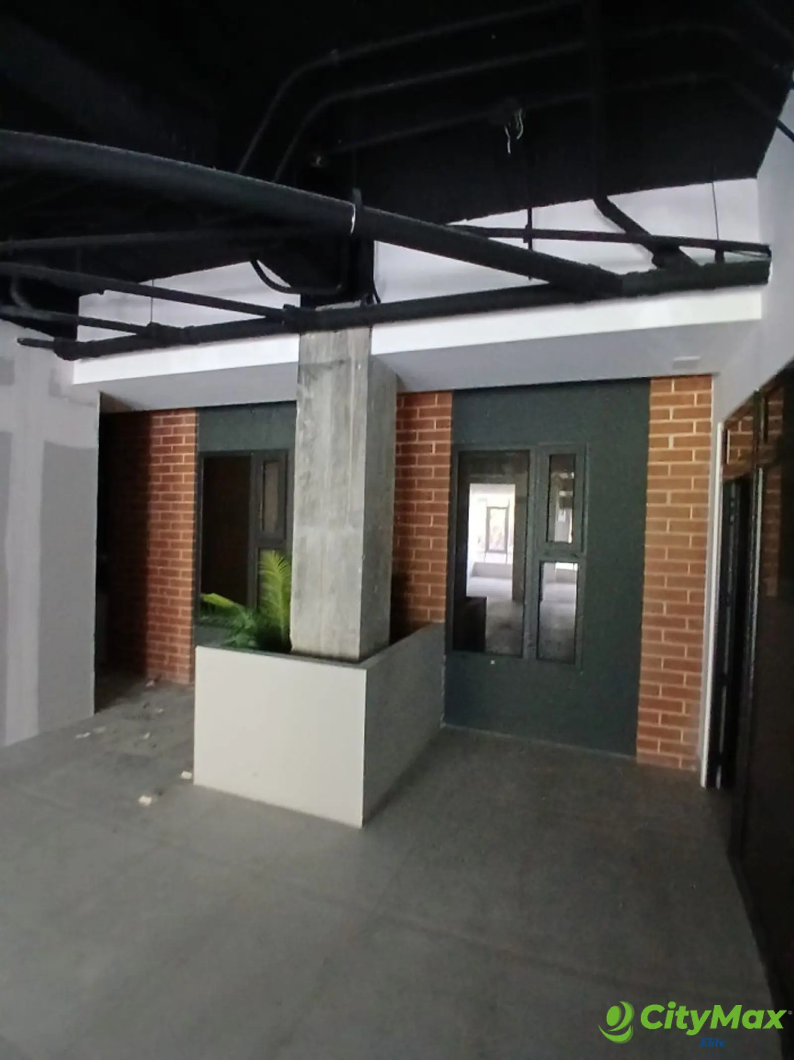 Amplia Oficina Comercial de Dos Niveles - area de baños y espacios para bodega