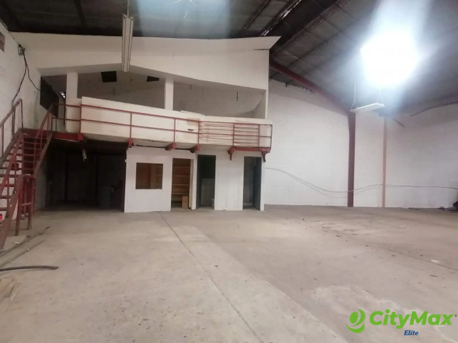 SE RENTA BODEGA INDUSTRIAL DE 2946 M2 PUERTA PARADA - foto 4