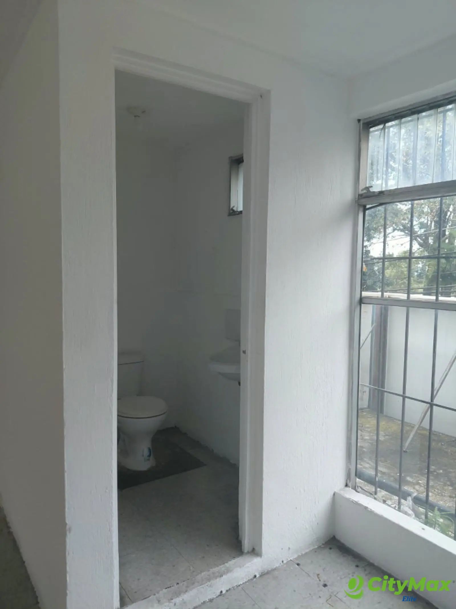 Local Comercial en Renta en Plaza Surti Ahorro. Zona 18 - foto 4