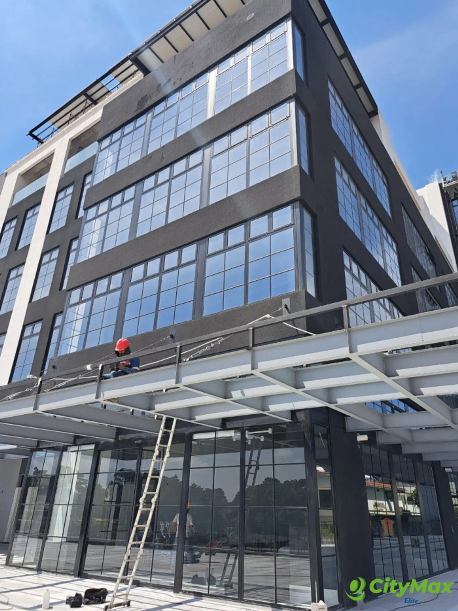 Oficinas en venta y renta en Centro Comercial en CAES - foto 2