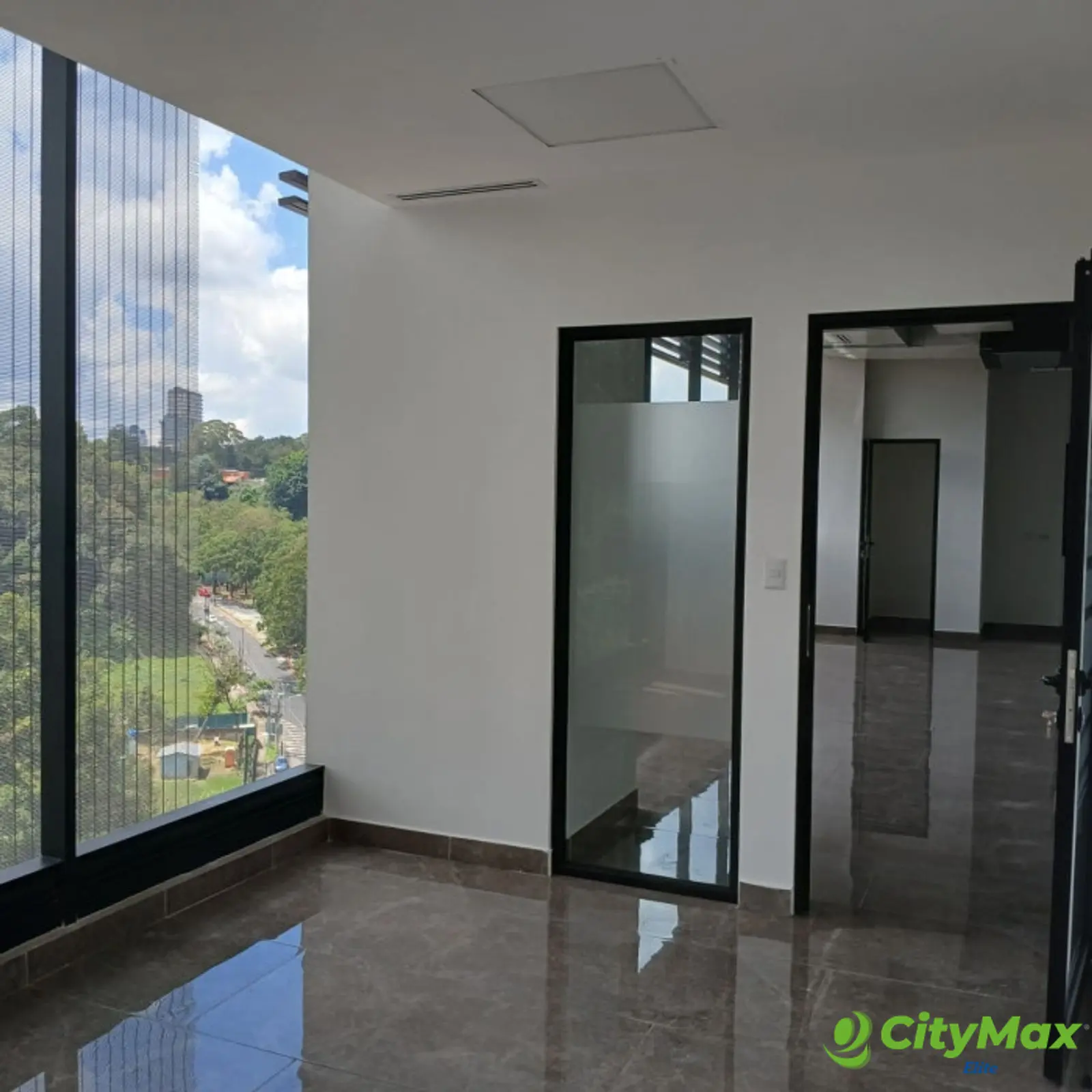 Rento Oficina Comercial en Zona 15 - foto 11