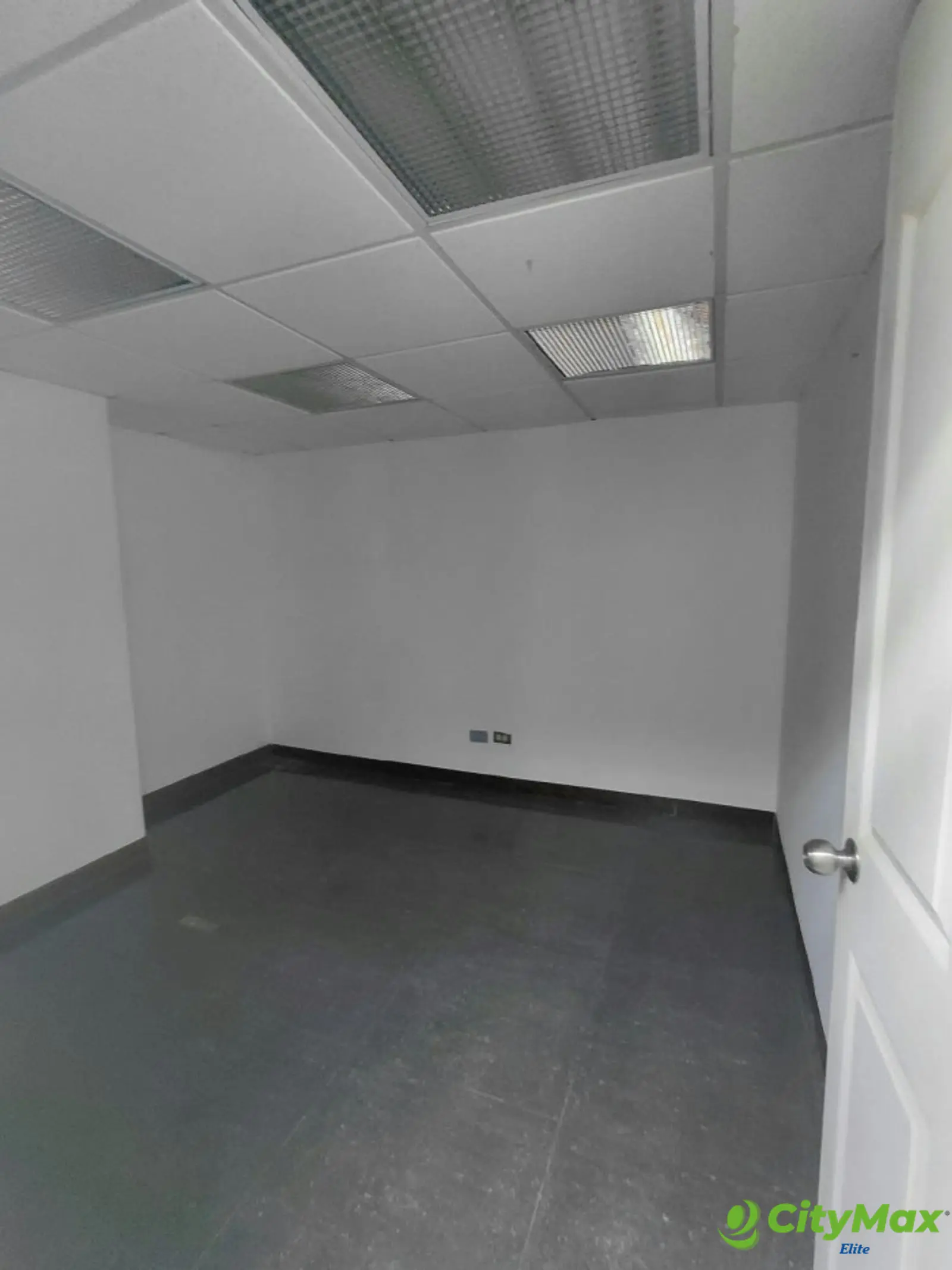 Local Comercial en Renta en Plaza Surti Ahorro. Zona 18 - foto 6