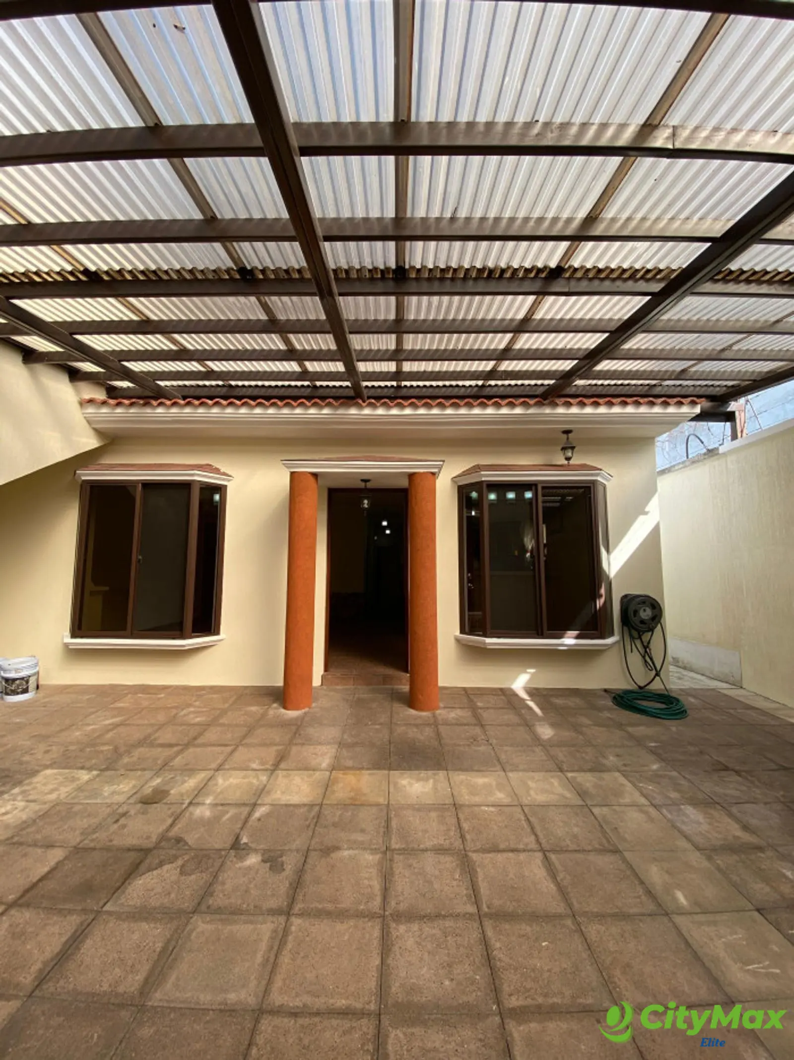 CASA CON APARTAMENTOS EN VENTA CONDOMINIO HACIENDA REAL - Entrada principal a Casa